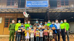 Tặng quà cho đồng bào dân tộc Bru Vân Kiều ở bản Đoòng