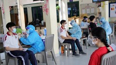 Háo hức tiêm vắc xin để trở lại trường