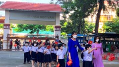 Ngày đầu trở lại trường: Học sinh háo hức, phụ huynh lo lắng