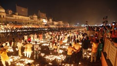 Người dân Ấn Độ ăn mừng Lễ hội Ánh sáng trong bối cảnh dịch Covid-19