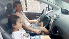 Có nên cấm trẻ em ngồi ghế trước xe ô tô?