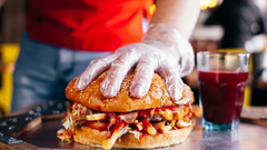 Phát hiện hóa chất độc hại từ găng tay vinyl trong đồ ăn nhanh ở Mỹ