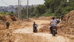 Dân khổ vì thi công đường về bán đảo Phương Mai