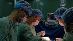 Phẫu thuật lấy búi tóc nặng nửa ký trong dạ dày bé gái 7 tuổi