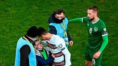 Cổ động viên nhí hạnh phúc khi được Ronaldo tặng áo đấu