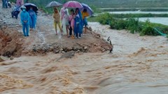 Mưa lớn, hàng loạt cầu ở huyện miền núi Ba Tơ sụt lún, đứt gãy