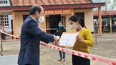 Khen thưởng cô giáo dạy học tại khu cách ly tập trung