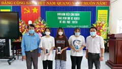 Tấm gương thầy giáo người dân tộc Hoa học tập và làm theo Bác