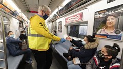 Chuyên gia Mỹ cảnh báo còn quá sớm để bỏ quy định đeo khẩu trang