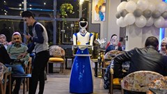 Độc đáo nhà hàng có robot phục vụ xuất hiện lần đầu tiên tại Iraq