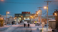 Cuộc sống kỳ lạ ở thị trấn chìm trong bóng tối suốt hơn 2 tháng