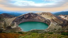 Hồ ngũ sắc được ví như "nồi nấu ăn" nằm trong miệng núi lửa Nhật Bản