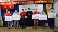 TP.HCM: Trao thiết bị y tế và túi hàng cho người dân gặp khó khăn do Covid-19