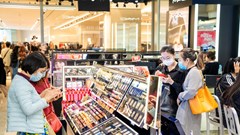 Vincom Black Friday: Khách hàng rộn ràng xếp hàng săn sale “khủng”