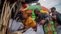 Biến thể Omicron gây nguy cơ tái nhiễm cao gấp 3 lần