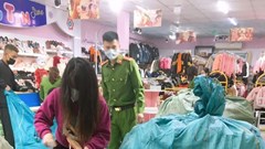 Thanh Hóa: Nữ sinh lấy trộm váy bị chủ shop bắt quỳ gối, cắt tóc, đánh đập