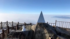 Sương muối phủ trắng đỉnh Fansipan, khách du lịch thích thú