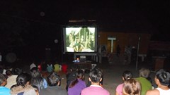 Nhọc nhằn “cõng” phim về bản