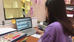 Hà Nội: Học sinh lớp 9 và 12 lại chuyển sang học trực tuyến
