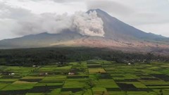 Indonesia: Núi lửa Semeru phun trào, giới chức phát cảnh báo tránh xa