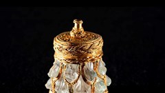 Vẻ đẹp gây sửng sốt của chiếc bình thạch anh bọc vàng hơn 1.000 năm tuổi