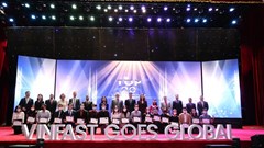 Trường Đại học VinUni trao giải cho sinh viên thế giới tham dự Cuộc thi Giải bài toán kinh doanh toàn cầu