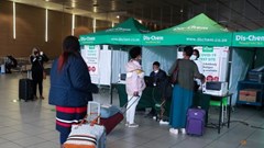 Nam Phi bỏ cách ly với những người không có triệu chứng Covid-19