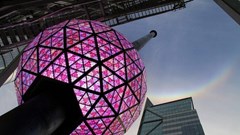 Mỹ: Quả cầu phalê tại quảng trường Thời đại "mặc áo mới" đón năm 2022