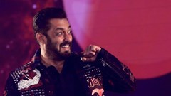 Tài tử Bollywood sống sót sau khi bị rắn cắn