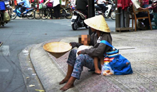 Tổ chức, ép buộc trẻ em đi xin ăn bị phạt tiền tới 15 triệu đồng