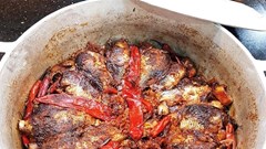 Cá diếc kho chuối xanh