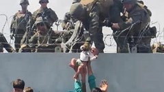 Em bé 2 tháng tuổi lạc khi sơ tán ở Kabul đoàn tụ cùng gia đình