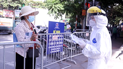 Khoảng cách số ca mắc mới giữa Hà Nội và TP HCM ngày càng nới rộng