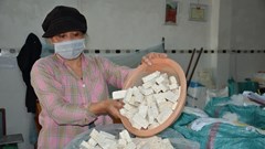 Làng nghề bánh mứt “chạy đua” ngày cận Tết