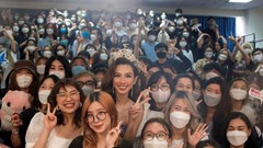 Hoa hậu Thùy Tiên rạng rỡ trong vòng tay bạn bè