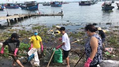 Cùng nhau vớt rác khi dã ngoại