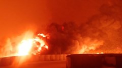 Vụ nổ bí ẩn nhấn chìm đường ống dẫn dầu quốc tế trong biển lửa