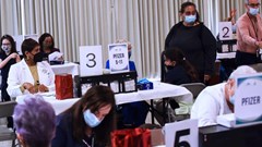 CDC Mỹ: Người cao tuổi chưa tiêm vắc xin có tỉ lệ nhập viện cao hơn 49 lần