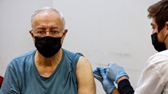 Mũi vắc xin thứ tư giảm 3 lần nguy cơ mắc bệnh nặng ở người cao tuổi