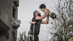 Điều kỳ diệu từ Bức ảnh của năm và cậu bé không có tay chân mơ ước thành nhà phát minh