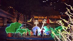 Biểu diễn Đờn ca tài tử trên ghe bầu: Rộn ràng trên bến dưới thuyền