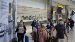 Anh bỏ kiểm tra y tế đối với du khách đã tiêm chủng