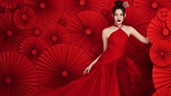 Hoa hậu Đỗ Thị Hà diện yếm đỏ quyến rũ trong bộ ảnh Tết