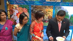 Lần đầu tiên Đại sứ Sri Lanka gói bánh chưng Tết