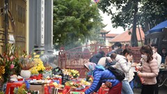 Người dân Hà Nội chen chân vái vọng ở phủ Tây Hồ