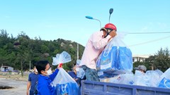 Mang quà Xuân đến với “đảo xanh”