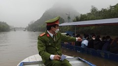 Xử lý 7 "cò mồi" lôi kéo, giành khách vào chùa Hương