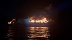 Cháy tàu du lịch chở gần 300 người trên biển Địa Trung Hải