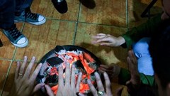 Bác sĩ khuyến cáo không được dùng củi, than, gas sưởi ấm