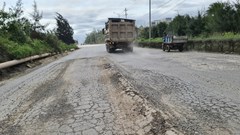 Quảng Ngãi: Xe trọng tải lớn chở đất, đá gây ô nhiễm